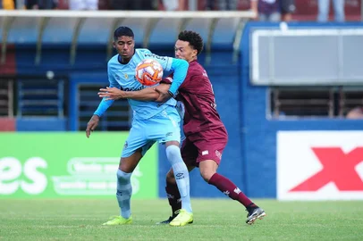  CAXIAS DO SUL, RS, BRASIL, 03/02/2019. SER Caxias x Grêmio, jogo válido pela quinta rodada da primeira fase do Campeonago Gaúcho e realizado no estádio Centenário. Jean Pyerre (E) e Gercimar. (Porthus Junior/Agência RBS)