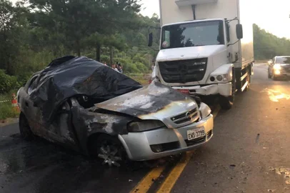 Acidente com dois mortos na Rota do sol, km 155, próximo a Fazenda Souza. Carro pegou fogo e dois ocupantes morreram. 