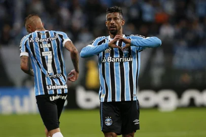  PORTO ALEGRE, RS, BRASIL, 01.08.2018. Grêmio enfrenta o Flamengo em partida válida pelas quartas de final da Copa do Brasil 2018, na Arena. Na foto, atacante Luan (de costas) comemora gol marcado com o lateral Leo Moura.Foto: André Ávila/Agência RBS