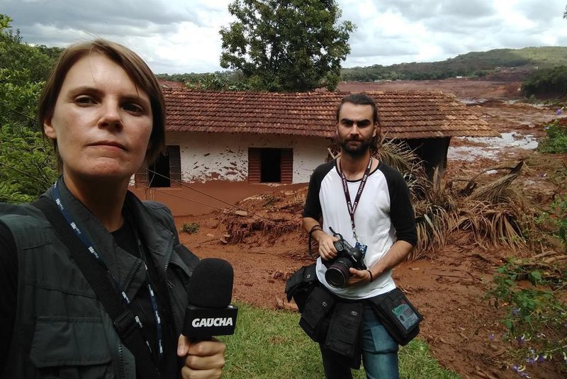 Jornalistas Juliana Bublitz e André Ávila em Brumadinho (MG).
