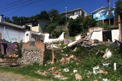 Casa demolida atrai usuários de drogas no Cruzeiro.
