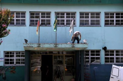  CAXIAS DO SUL, RS, BRASIL, 09/02/2019 - Cansados de esperar pelo poder público, 80 voluntários se reuniram neste sábado (9) para tornar mais agradável a volta às aulas do Instituto Estadual de Educação Cristóvão de Mendoza. O mutirão atua na área externa, capinando, limpando e pintando os pátios e brinquedos da escola. São estudantes, ex-alunos e ex-professores que tem boas lembranças de uma das escolas mais tradicionais de Caxias do Sul. (Marcelo Casagrande/Agência RBS)