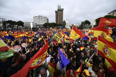 Convocadas pela direita e pela extrema direita, milhares de pessoas foram às ruas de Madri, neste domingo (10), contra o presidente do governo, o socialista Pedro Sánchez (PSOE), acusado de trair a Espanha por dialogar com os separatistas da Catalunha.