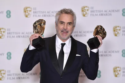 Mexican director Alfonso Cuaron poses with the awards for a Director and for Best Film for Roma at the BAFTA British Academy Film Awards at the Royal Albert Hall in London on February 10, 2019 (Photo by Ben STANSALL / AFP)