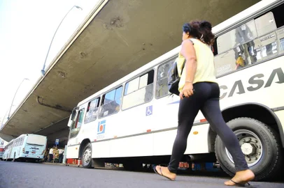  PORTO ALEGRE - Terminal da Vicasa, embaixo do viaduto da Conceição. Troca de horários ônibus para Canoas.  (FOTO: LAURO ALVES)