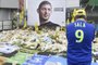  A supporter stands in front of flowers placed in front of a giant portrait of Argentinian former Nantes forward Emilianio Sala outside La Beaujoire stadium before the French Cup football match between FC Nantes and Toulouse FC in Nantes on February 5, 2019. (Photo by Sebastien SALOM-GOMIS / AFP)Editoria: SPOLocal: NANTESIndexador: SEBASTIEN SALOM-GOMISSecao: soccerFonte: AFPFotógrafo: STR
