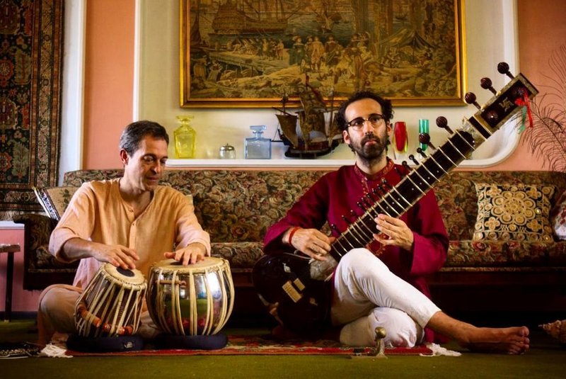 Recital de música clássica indiana com os músicos Eduardo Riter, no sitar indiano, e Edgar Bueno, na tabla, percussão indiana.