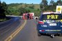 A Polícia Rodoviária Federal (PRF) atende a um tombamento de um caminhão Scania na BR-116 na manhã desta quarta-feira (13). Em virtude do acidente, o trânsito está em meia pista no Km 52 em Vacaria. 
