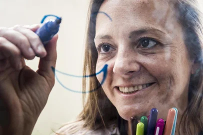  PORTO ALEGRE, RS, BRASIL, 08/01/2019: A produtora audiovisual Sinara Sonallio organiza em sua casa, no bairro Menino Deus, roupas, brinquedos e material escolar que serão doados para crianças. Ela coordena o projeto Criança Mais Feliz, criado há três anos. Neste período, mais de 8 mil crianças foram ajudadas pelas doações arrecadadas por Nara. (MATEUS BRUXEL/AGÊNCIA RBS)