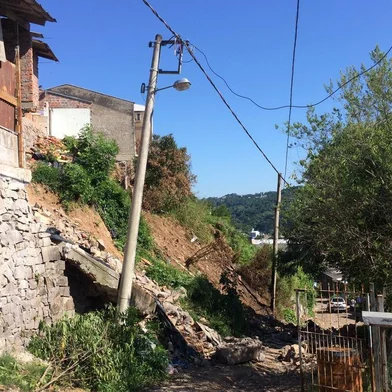 Situação de risco após deslizamento de terra causa apreensão entre moradores de loteamento do bairro Cruzeiro.