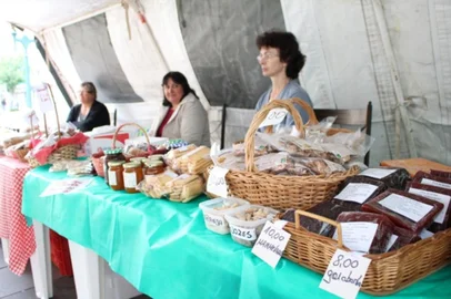 Produtos coloniais e peças de artesanato estarão à disposição do público neste sábado, em Bento Gonçalves, na primeira edição do ano do Brique Colonial. 
