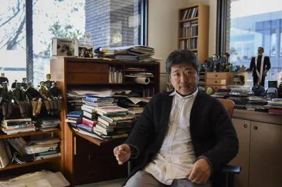 DIRECTOR-RICH-ART-LSPRHirokazu Kore-eda, whose latest film, âShoplifters,â has been a critical success and box office hit, at his office in Tokyo, Jan. 21, 2019. Kore-eda sees his films as an implicit criticism of modern Japan, tackling themes of isolation and social invisibility, as well as the numbing of souls that can come with professional success. (Noriko Hayashi/The New York Times)Editoria: ILocal: TOKYOIndexador: NORIKO HAYASHIFonte: NYTNSFotógrafo: STR