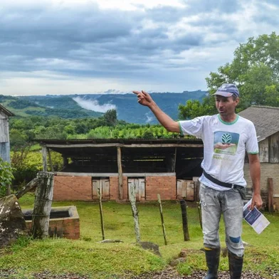 Na foto, Luiz Sundstron. Em algumas moradias, a queda do fornecimento de luz começou ao meio-dia de domingo, sendo reestabelecida no final do dia. Mas foi o temporal de segunda-feira que trouxe danos ainda maiores: há relatos de comunidades que permaneceram 72 horas sem luz.