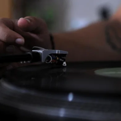  CAXIAS DO SUL, RS, BRASIL, 14/02/2019 - Jhonny Boaventura é músico da banda Catavento, que gravou um LP em vinil. Jhonny também comercializa discos de vinil. (Marcelo Casagrande/Agência RBS)