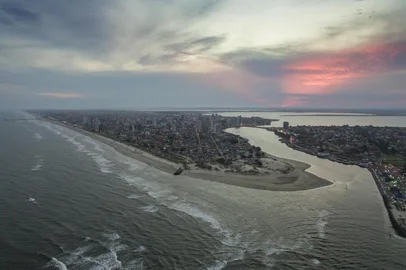 IMBÉ, RS, BRASIL, 11/02/2019- Imagens da barra em Imbé para o Especial, Litoral visto de cima. A esquerda do rio está Tramandaí, a direita Imbé.(FOTOGRAFO: JEFFERSON BOTEGA / AGENCIA RBS)