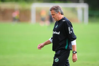  CAXIAS DO SUL, RS, BRASIL, 15/02/2019. Treino do Juventude no CT. O Ju encara o Veranópolis no domingo (17/02), pelo Cammpeonaot Gaúcho, no estádio Antônio David Farina, em Veranópolis. Na foto, técnico Luiz Carlos Winck. (Porthus Junior/Agência RBS)Indexador: Felipe Nyland                   