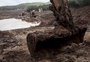 Em Brumadinho, escavadeiras anfíbias revolvem a lama em busca de corpos
