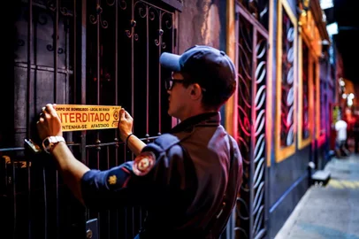 Orgãos de segurança do estado e município realizam ação integrada para coibir a criminalidade no bairro Cidade Baixa, em Porto Alegre. Na foto: Bombeiros interditam estabelecimento