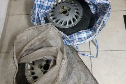 Homem é detido carregando rodas de carro em Farroupilha