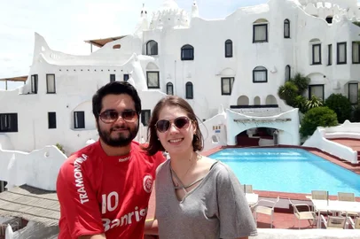 Viajantes: Jéferson de Oliveira e Marina F. CriveletoData da foto: 06/01/2019Dica: Localizada a aproximadamente 16 km do centro de Punta del Este, na localidade chamada Punta Ballena, a Casapueblo esbanja originalidade. Foi construída pelas próprias mãos do artista plástico Carlos Páez Vilaró, auxiliado por moradores locais. Hoje abriga um museu, uma galeria de arte e um hotel. De seus terraços é possível avistar a imensidão do Rio da Prata indo ao encontro do Oceano Atlântico, palco de um belíssimo pôr do sol.Atenciosamente,Marina Ferronato Criveleto