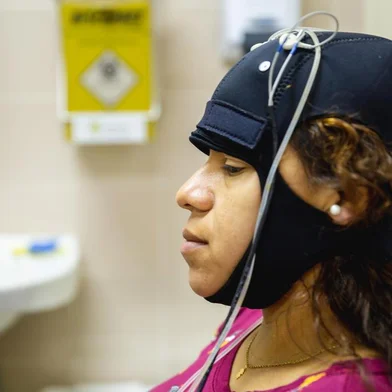  PORTO ALEGRE, RS - BRASIL - 14/02/2019 - Na foto: paciente Rosângela Müller da Silva, 37 anos, técnica em enfermagem.  Equipamento desenvolvido no Hospital de Clínicas de Porto Alegre diagnostica e trata pacientes com dor crônica. (OMAR FREITAS / AGÊNCIA RBS)