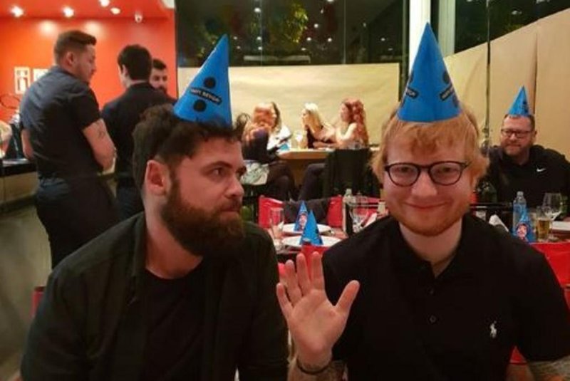Ed Sheeran comemora aniversário na Pizza Hut Pedro Ivo depois do show em Porto Alegre acompanhado da equipe e do cantor Passenger, que abriu o show. Na foto: Passenger e Ed Sheeran