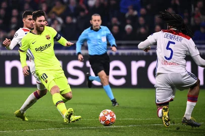  Barcelonas Argentinian forward Lionel Messi runs for the ball next to Lyons French midfielder Houssem Aouar (L) and Lyons Belgian defender Jason Denayer (R) during the UEFA Champions League round of 16 first leg football match between Lyon (OL) and FC Barcelona on February 19, 2019, at the Groupama Stadium in Decines-Charpieu, central-eastern France. (Photo by FRANCK FIFE / AFP)Editoria: SPOLocal: Décines-CharpieuIndexador: FRANCK FIFESecao: soccerFonte: AFPFotógrafo: STF