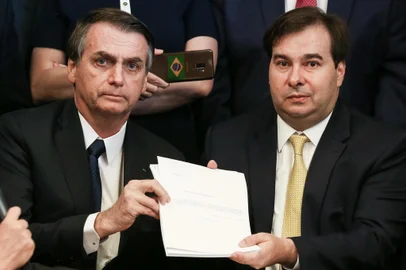  BRASÍLIA, DF, BRASIL, 20.02.2019. Presidente da República, Jair Bolsonaro durante entrega da PEC da nova Previdência Social. Na foto, presidente da Casa, Rodrigo Maia (DEM-RJ) junto do presidente.FOTO: Marcos Corrêa/Presidência da República/Divulgação