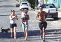 Criança no colo e celular na mão: Marcos Palmeira coloca fãs para correr em Jaguari em meio a gravação de novela
