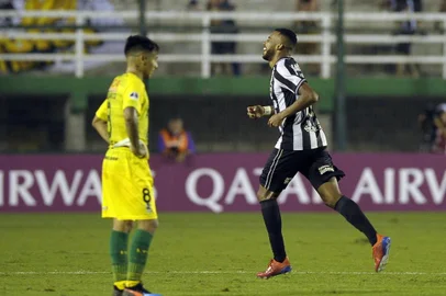 Brazils Botafogo Alex Santana (R) celebrates after scoring during a Copa Sudamericana first round second leg football match against Argentinas Defensa y Justicia at Norberto Tomaghello stadium in Florencio Varela, Buenos Aires province on February 20, 2019. (Photo by JAVIER GONZALEZ TOLEDO / AFP)
