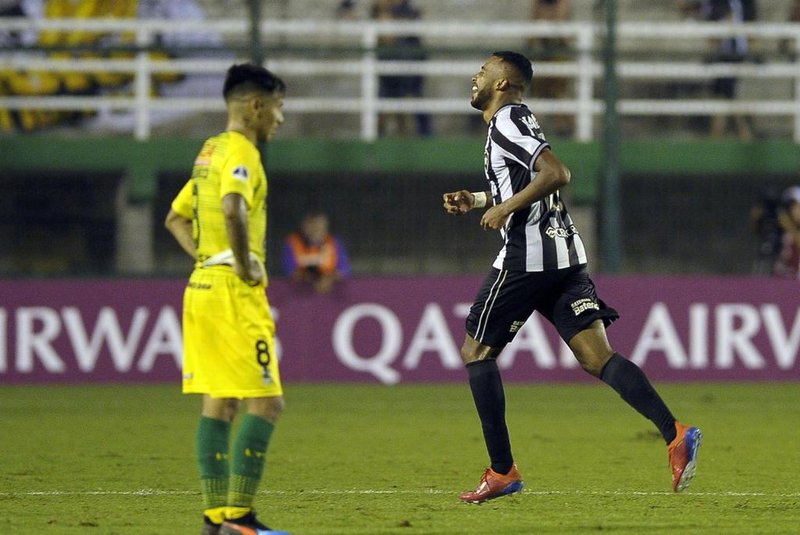 Brazil's Botafogo Alex Santana (R) celebrates after scoring during a Copa Sudamericana first round second leg football match against Argentina's Defensa y Justicia at Norberto Tomaghello stadium in Florencio Varela, Buenos Aires province on February 20, 2019. (Photo by JAVIER GONZALEZ TOLEDO / AFP)