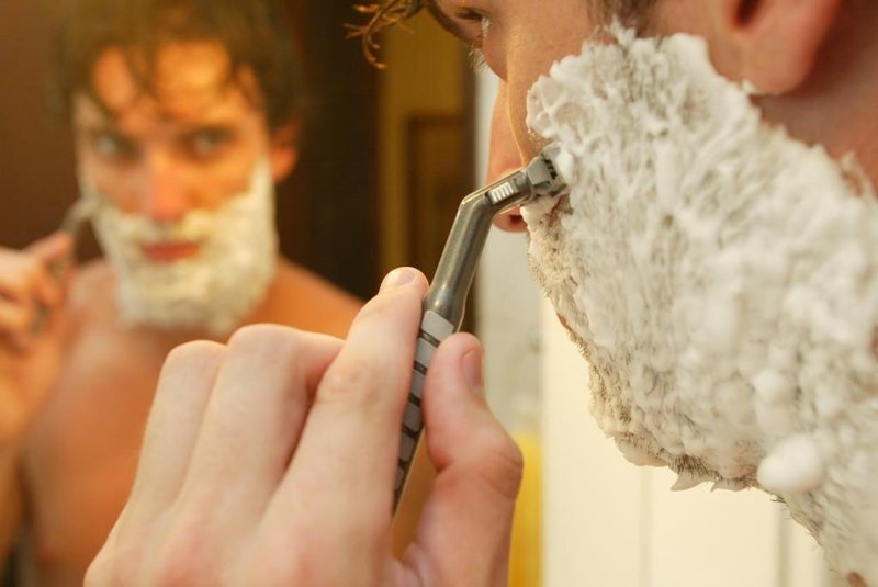 *** Cleber Gomes - Barba ***Com fazer a barba corretamente: movimento vertical, de cima para baixo. Na foto o modelo Thiago Pinotti.