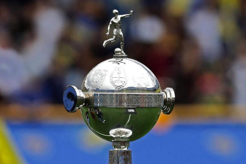 View of the "Copa Libertadores" Cup, before the start of their first leg match of the all-Argentine Copa Libertadores final, Boca Juniors x River Plate, troféu Libertadores, at La Bombonera stadium in Buenos Aires, on November 11, 2018. (Photo by ALEJANDRO PAGNI / AFP)