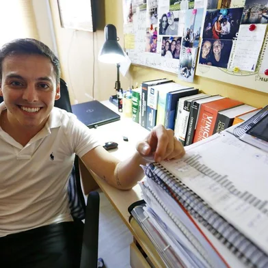  PORTO ALEGRE, RS, BRASIL, 22-02-2019: Aos 30 anos de idade, Álvaro Luis Gonçalves Santos, primeiro bebê de laboratório do RS, virou concurseiro e foi aprovado em diversas seleções de cargos públicos (FOTO FÉLIX ZUCCO/AGÊNCIA RBS, Editoria SuaVida).