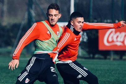 Nahuel Gallardo (à esquerda), zagueiro do River Plate