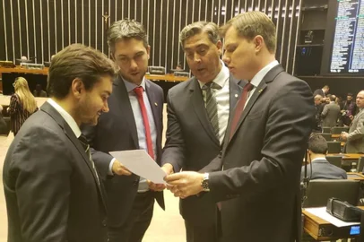 Deputado federal Lucas Redecker (PSDB) colhe s para uma frente parlamentar para a extensão da Rodovia do Parque até a RS-240, em Portão.