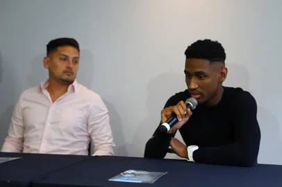 PORTO ALEGRE, RS, BRASIL, 25/02/2019- Coletiva Tetê do Grêmio. A esquerda seu empresário: Pablo Bueno. (FOTOGRAFO: OMAR FREITAS / AGENCIA RBS)