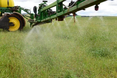  PASSO FUNDO, RS, BRASIL, 04/09/2018: Glifosato é usado na preparação do solo para o plantio de soja pelo sistema de cultivo direto.(FOTO: Diogo Zanatta / Especial )