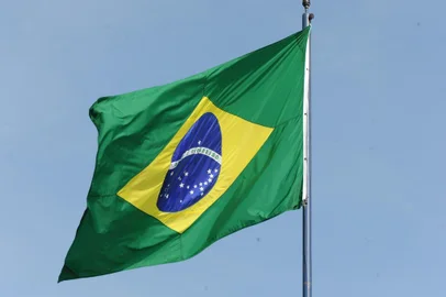  Bandeira do Brasil hasteada na praça dos Músicos antigas Gaitas.
