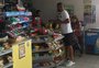Foto de Maicon comprando leite para mãe que pedia ajuda viraliza