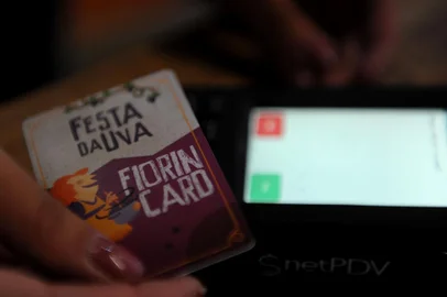  CAXIAS DO SUL, RS, BRASIL, 22/02/2019 - Movimento nas primeiras horas da abertura da Festa da Uva é tranquilo nos pavilhoes. NA FOTO: fiorin card é amoeda da festa. público precisa adquirir e carregar valores no cartão. (Marcelo Casagrande/Agência RBS)