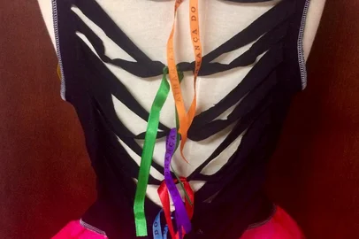 Estilista Niura Ramos ensina passo a passo para criar look de carnaval em casa