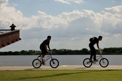  PORTO ALEGRE, RS, BRASIL, 28/02/2019: Movimentação na orla do Guaíba em dia de clima quente e seco na capital. (CAMILA DOMINGUES/AGÊNCIA RBS)