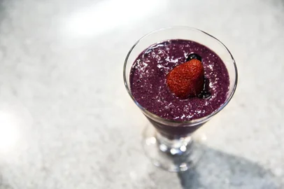  Com o verão chegando, o Sabores DC apresenta tutoriais de receitas fáceis e deliciosas para ajudar quem está se preparando para a estação. A nutriocionista do Hippo, Tatiane Nascimento, preparou um Smoothie de Frutas Vermelhas muito prático e gostoso. (FOTO: TIAGO GHIZONI/DIÁRIO CATARINENSE - FLORIANÓPOLIS, SANTA CATARINA, BRASIL - 01/11/2017)
