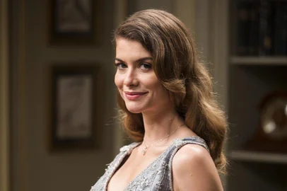 espelho da vida, Dora (Alinne Moraes)