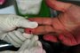  PORTO ALGRE,  RS-, BRASIL, 01/07/2012, 14:00HS -  Teste rápido para o HIV. Secreteria de saúde de porto Alegre faz o teste em uma campanha realizada na Redenção. O teste consiste em fazer uma picada no dedo para retirar uma amostra de sangue.  (FOTO: FERNANDO GOMES / ZERO HORA)