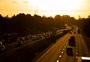 Motoristas enfrentam na freeway rumo ao Litoral Norte