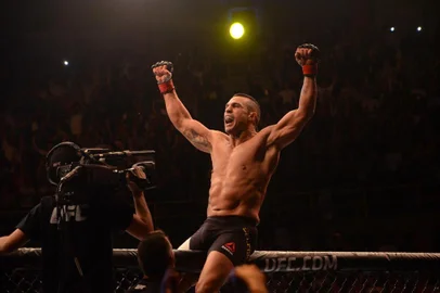 O brasileiro Vitor Belfort derrotou o americano Dan HendersonSP - UFC SÃO PAULO/VITOR BELFORT - ESPORTES - O brasileiro Vitor Belfort derrotou o   americano Dan Henderson no primeiro   round do UFC São Paulo, disputado no   Ginásio do Ibirapuera, na zona sul da   cidade, na noite de sábado (07).    07/11/2015 - Foto: EDUARDO MARTINS/BRAZIL PHOTO PRESS/ESTADÃO CONTEÚDOEditoria: ESPORTESLocal: SÃO PAULOIndexador: EDUARDO MARTINSFonte: BRAZIL PHOTO PRESSFotógrafo: BRAZIL PHOTO PRESS