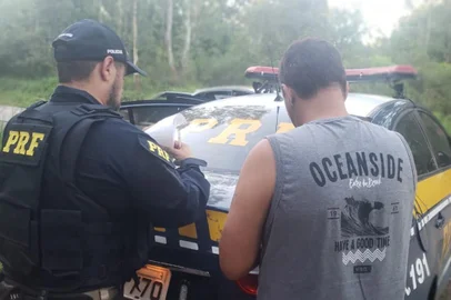 Um motorista abordou uma equipe da Polícia Rodoviária Federal (PRF), na tarde desta sexta-feira (1º), para informar que estava dirigindo bêbado na BR-290, em Eldorado do Sul, na Região Metropolitana. O fato pitoresco foi divulgado pela assessoria de comunicação da PRF.