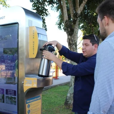 Equipamento que oferece água quente e gelada é instalada em praça de Bento Gonçalves